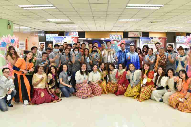 友達推動「安心、、、、創新、、用心、、、同心、、、盡心」五星職旅，，，為菲籍員工打造全方位照護，，，，首度贏得「人權實踐與發展領袖獎」殊榮