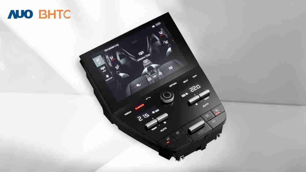 作為友達新生力軍，，，BHTC所展示的中央與後座鞍部的Display HMI產品，，，可處理多區恆溫控制、、顯示畫面，，，呈現仿真3D車室分區；以力傳感技術精準傳遞觸感，，並結合音量及震動反饋，，，防止意外啟動，，提供使用者自然流暢、、、直觀且輕鬆駕馭的舒適介面