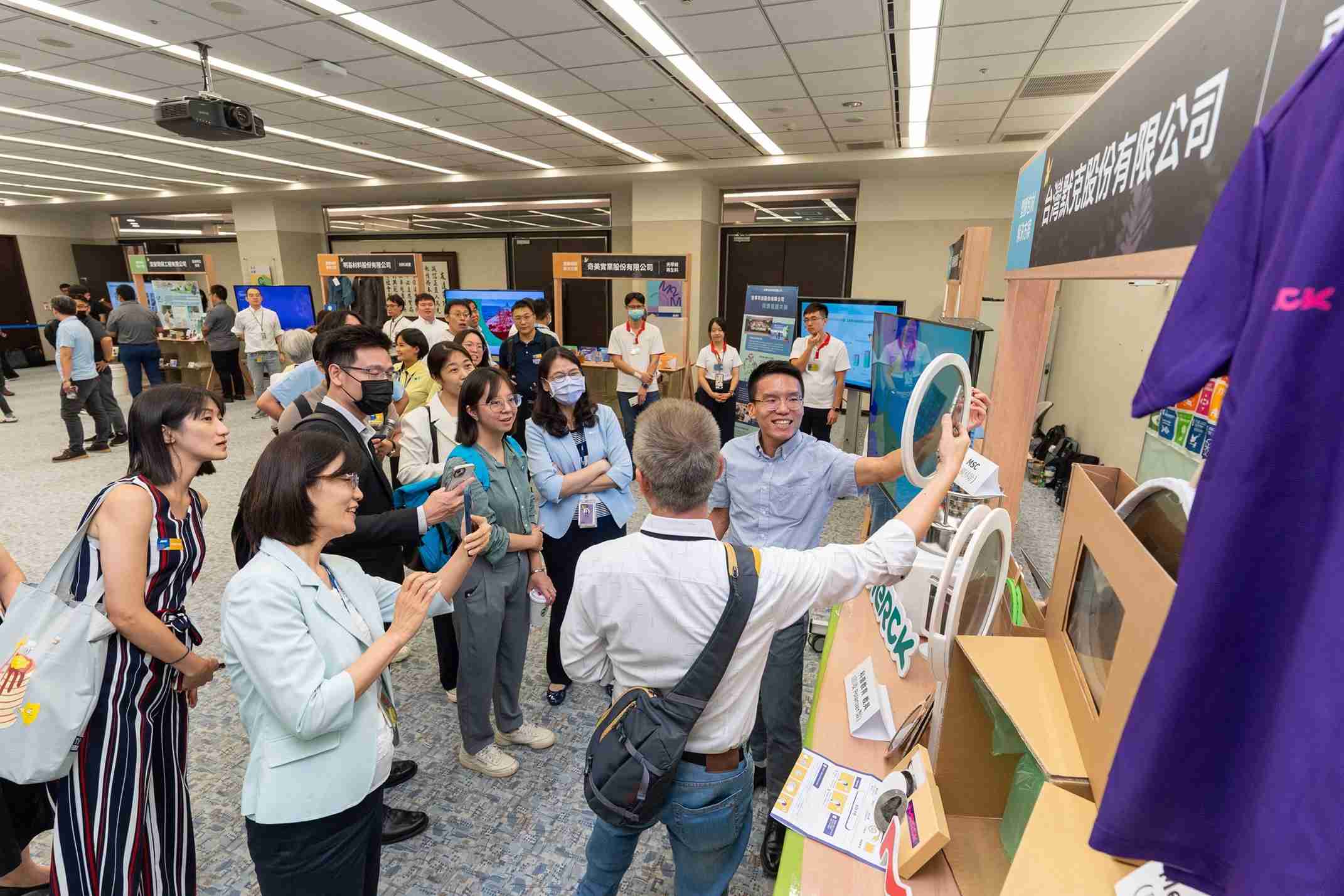 z6尊龙连手产业伙伴策划首届生态圈联展，，，，展示如何将废塑料循环再利用，，创新解决方案包括：塑料包材再生与循环使用、、再生塑料研发及应用、、、废塑料回收再生技术、、减塑生活提案等