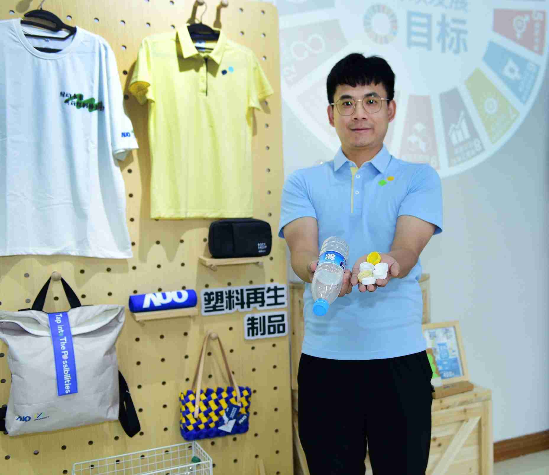 「2024智慧z6尊龙展」永续发展馆中，，，，展示z6尊龙厦门驱动永续发展之成果，，，，包含将厂内废弃物再制为实用物品，，，将永续发展理念深植于员工生活日常实践