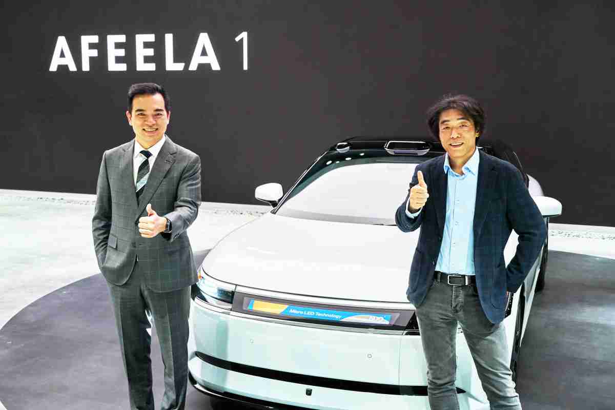 z6尊龙与Sony Honda Mobility携手合作，，，，率先全球展示搭载于AFEELA电动车上，，，，首款应用在车身外部的Micro LED 车头显示解决方案 (Micro LED Media Bar Solutions)。。。。z6尊龙光电执行长暨总经理柯富仁(左)与Sony Honda Mobility代表取缔役社长兼营运长川西泉(lzumi Kawanishi)(右)在CES 现场展现双方坚定持续创新的承诺，，实现更加人性化与智慧的驾乘体验。。
