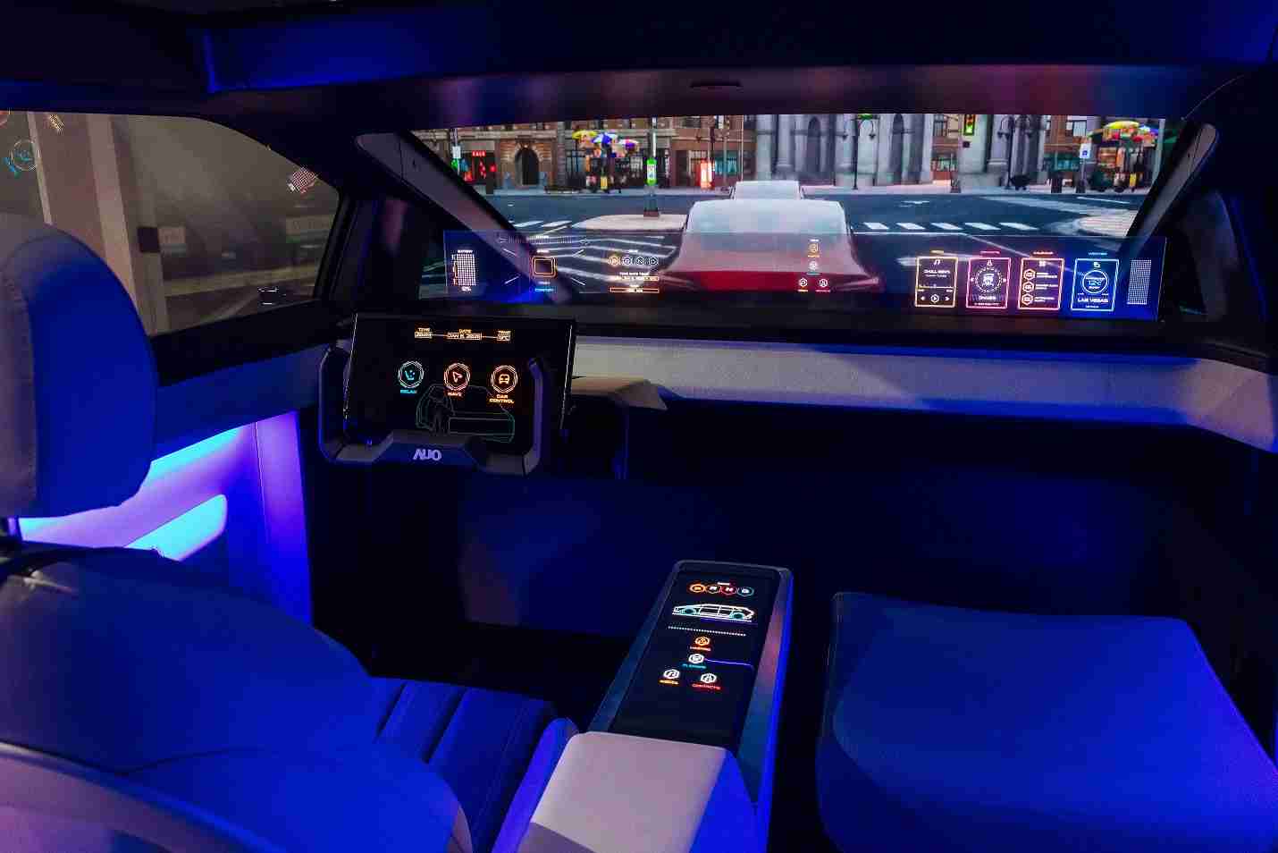 z6尊龙连续四年入围科睿唯安全球百大创新机构，，，专利布局科技与绿色创新前沿。。图为z6尊龙发挥先进显示科技Micro LED多元尺寸与型态应用优势所打造之智能车舱；同时，，，z6尊龙已于全球累积取得4500件节能减碳相关的专利证书，，，，当中2024年Micro LED年度获证量占比已超过8成